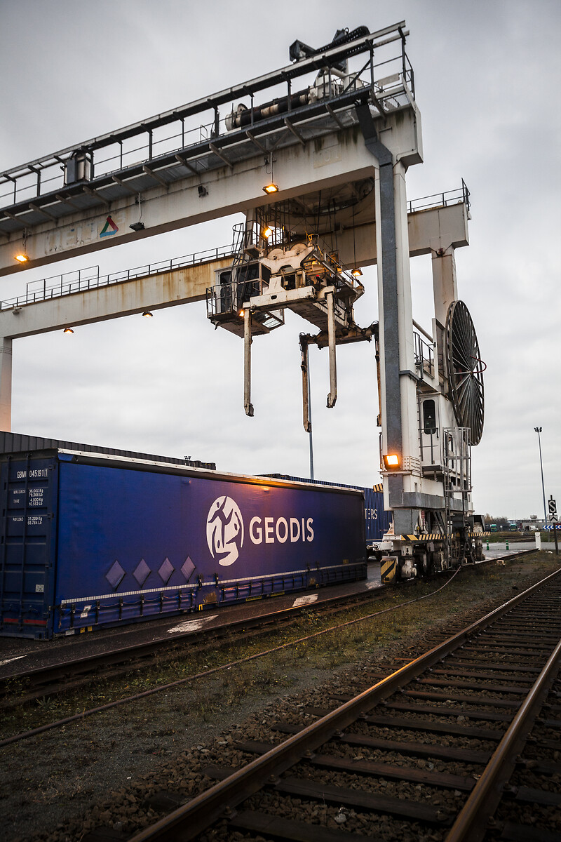 Portique de manutention au Terminal de transport combiné Delta 3