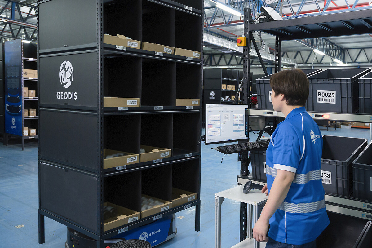 Collaboratrice de GEODIS dans une installation de logistique contractuelle, avec l'installation de Geek+ AMR à Hong Kong