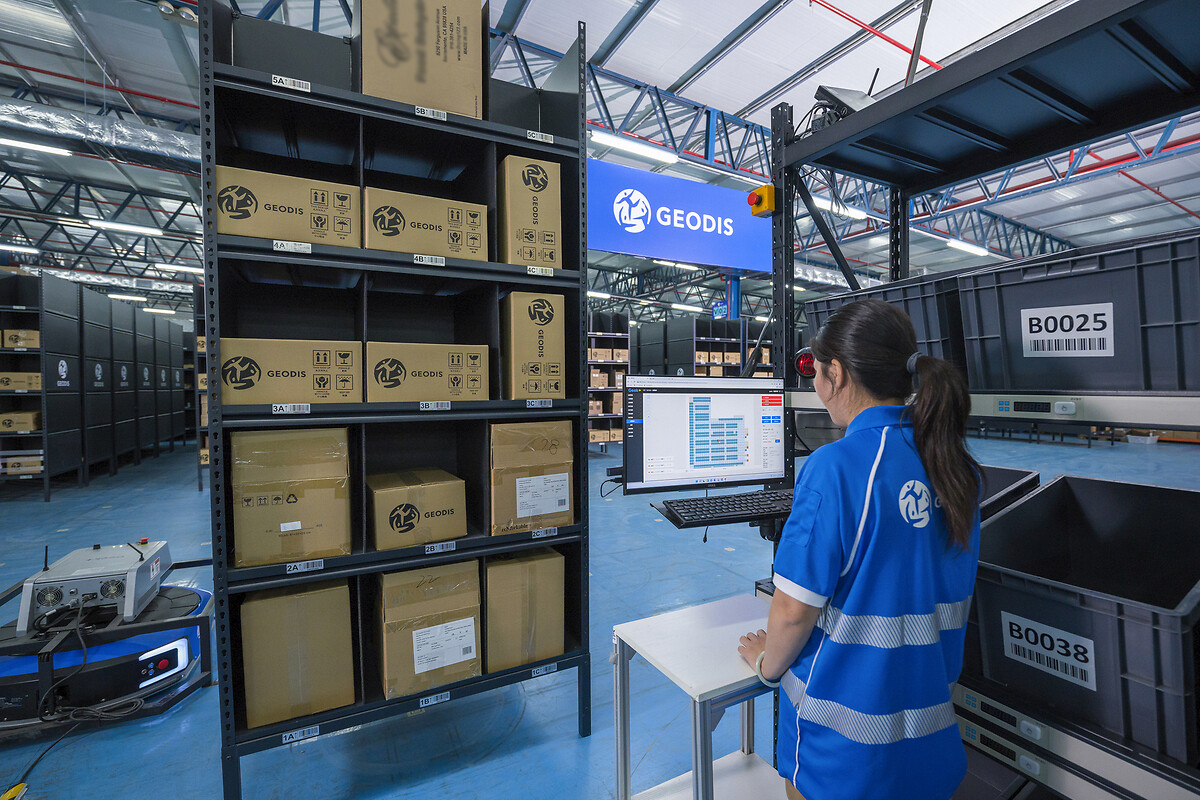Collaboratrice de GEODIS dans une installation de logistique contractuelle, avec l'installation de Geek+ AMR à Hong Kong