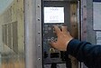 Un collaborateur GEODIS installe le capteur thermique dans le conteneur aérien réfrigéré, site GEODIS "Pharma cross-dock", Rodgau