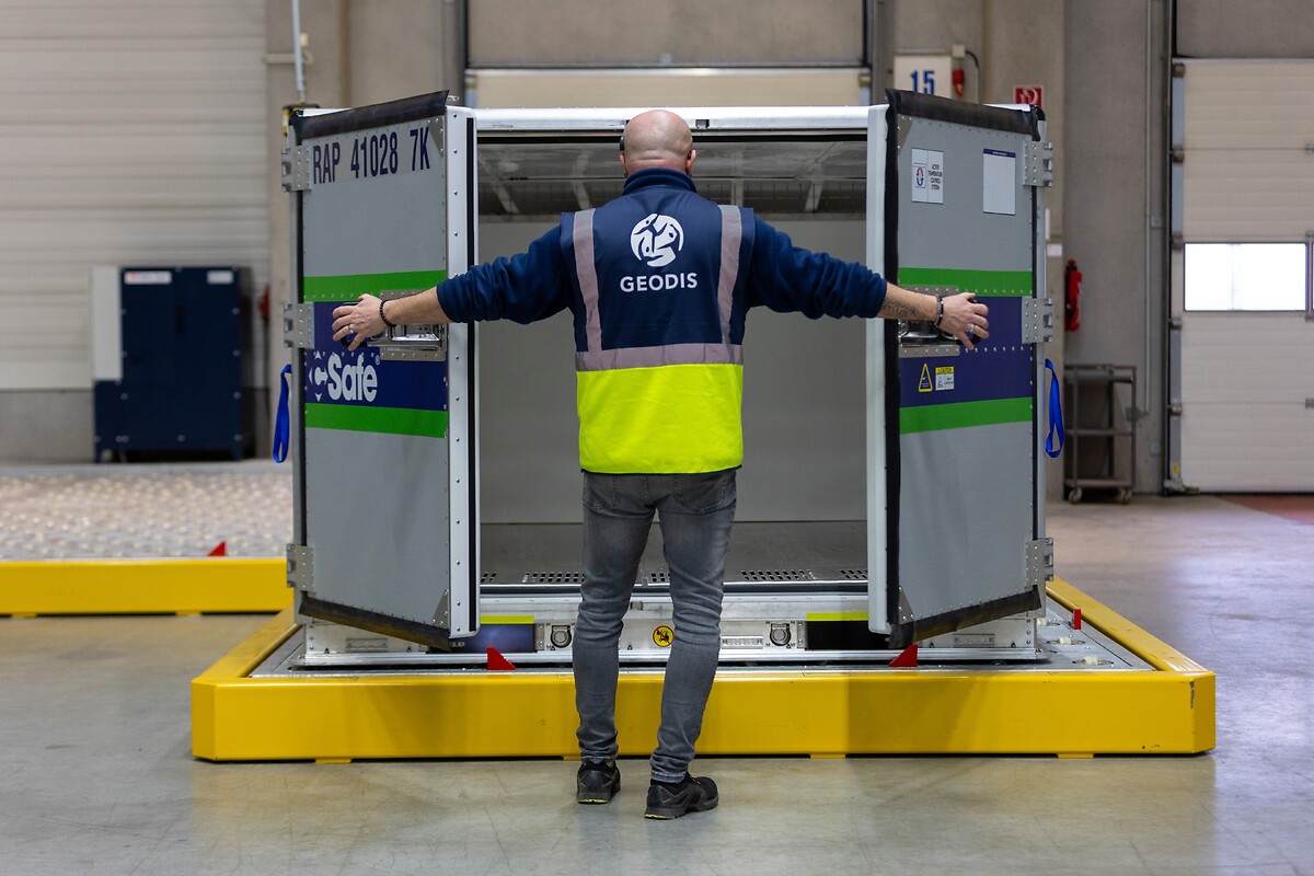 Fermeture des portes du conteneur aérien réfrigéré, site "Pharma cross-dock", Rodgau