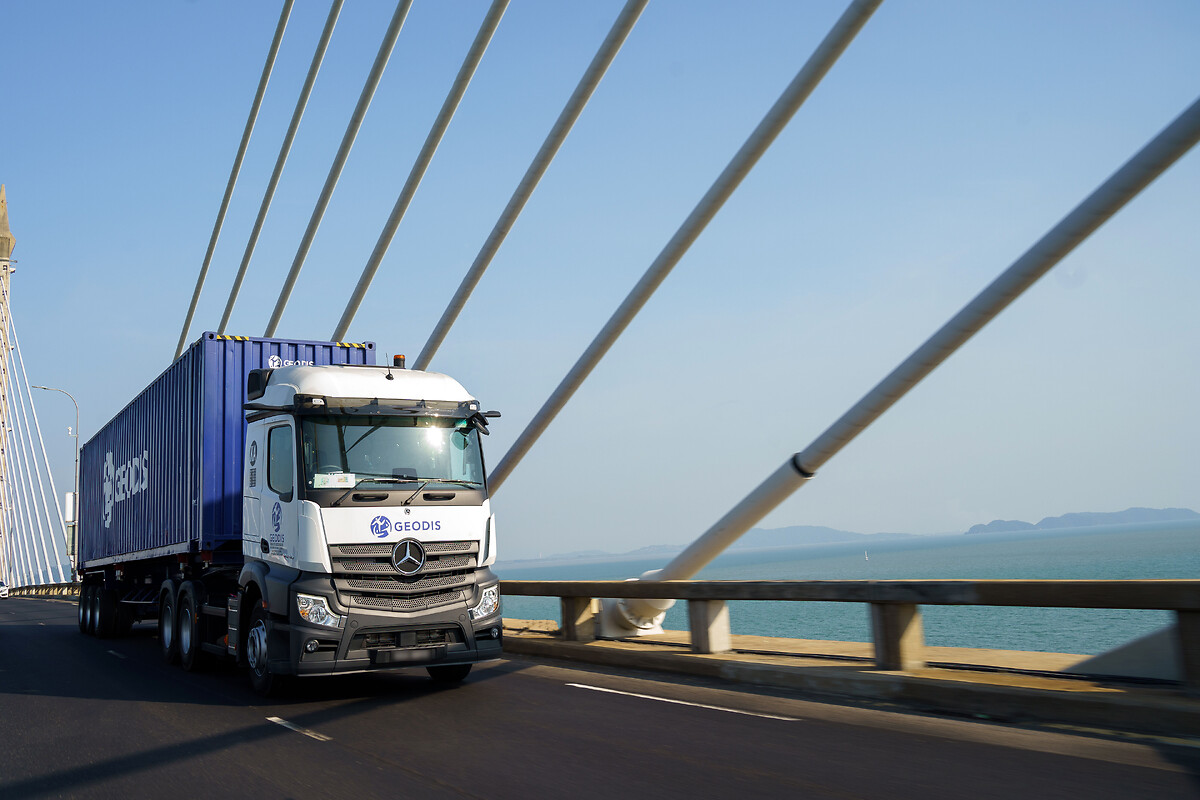 GEODIS truck in a bridge