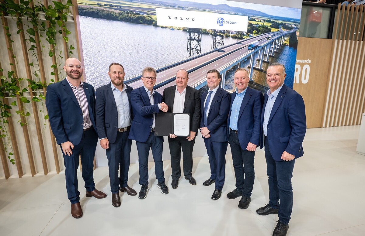 PHOTO-PRESS-Delivery-of-electric-trucks-crdit-Volvo