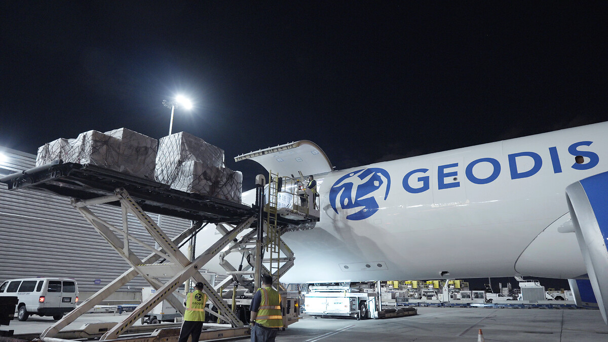 chargement de cargaison dans un avion GEODIS