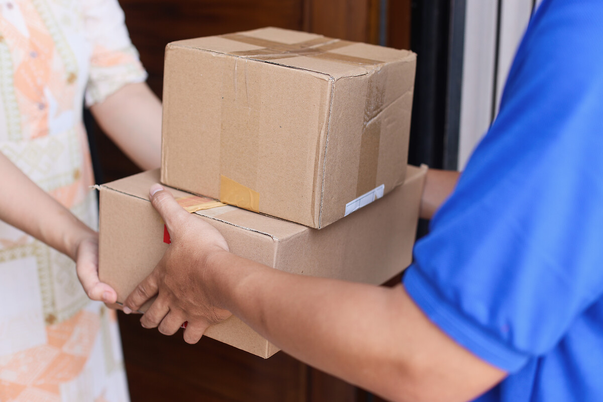 close-up-of-customer-receiving-parcel-box-2025-03-15-01-50-58-utc
