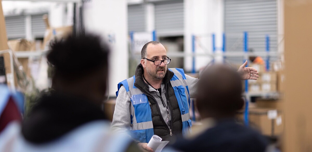Geodis supervisor briefing a team of drivers