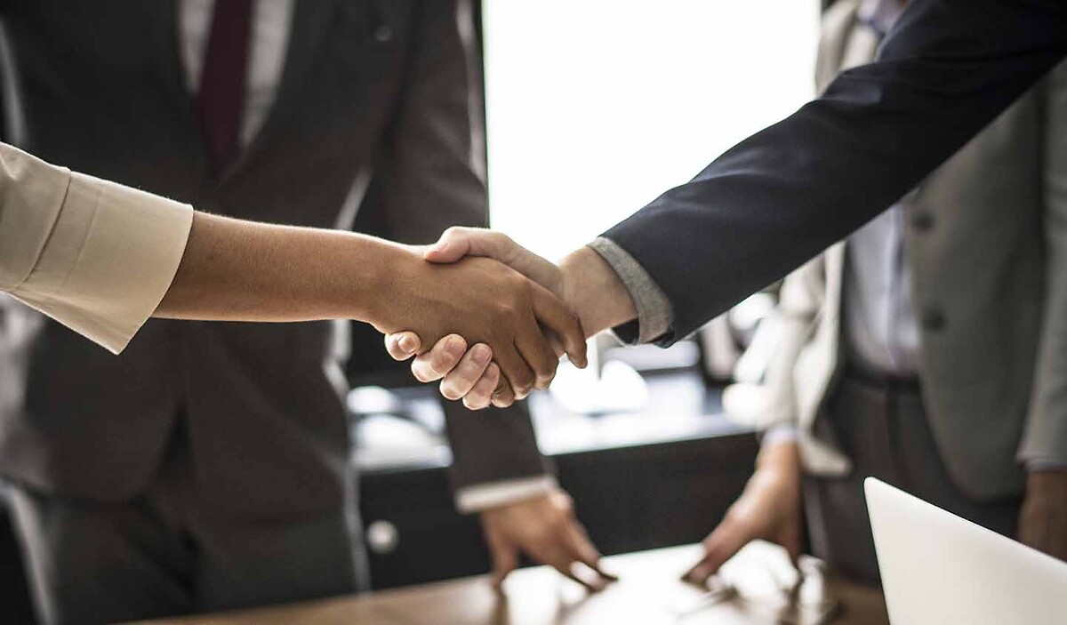 geodis-shaking-hands-agreement-new-marketing-director