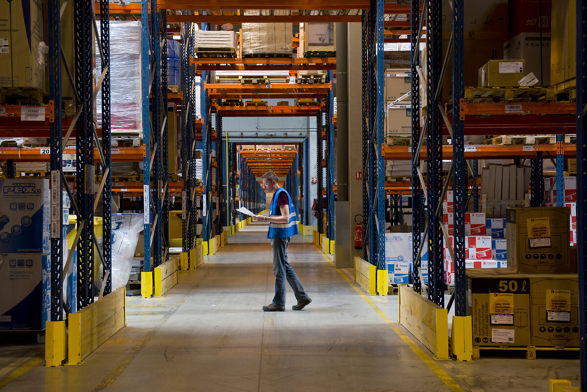 geodis-warehouse-worker