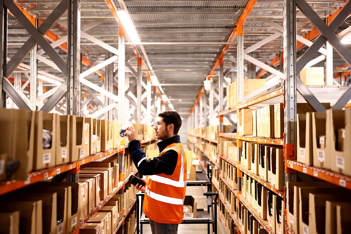 man scaning picking in warehousing