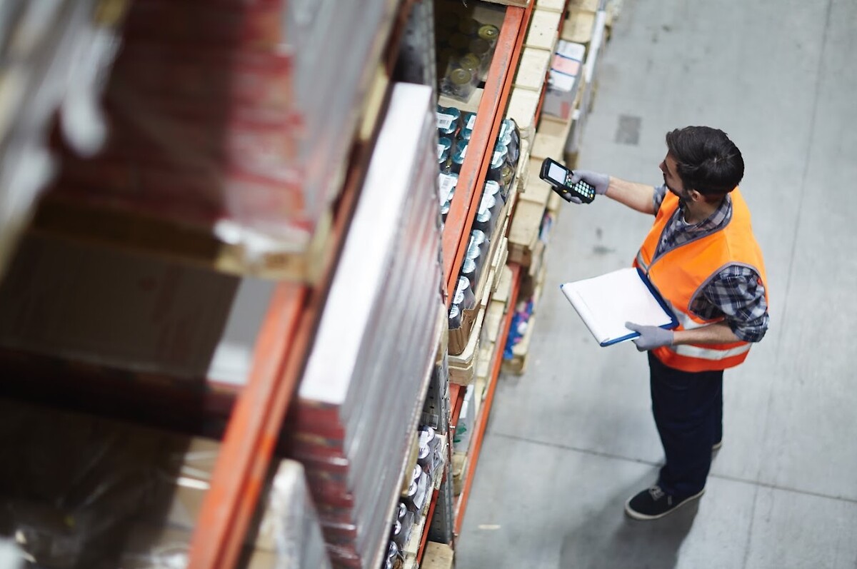 Warehouse and logistics workers using technology