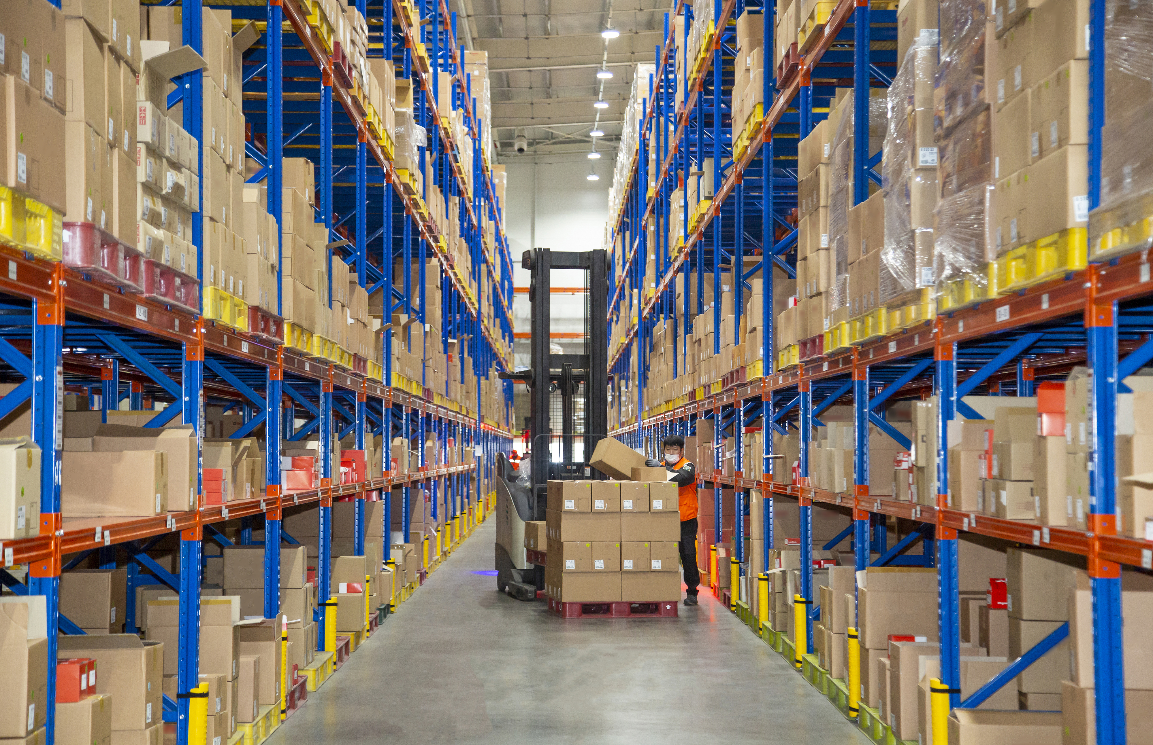 pallets-between-the-racks