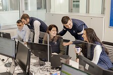 Five peoples in an office speaking with GEODIS hoodies