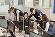 Five peoples in an office speaking with GEODIS hoodies