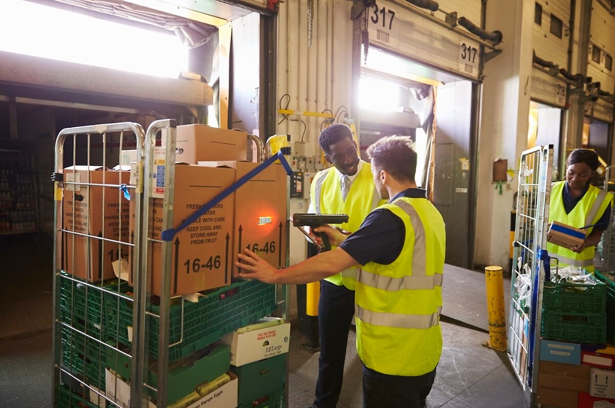 people_scanning_technology_warehouse_pallet_cage