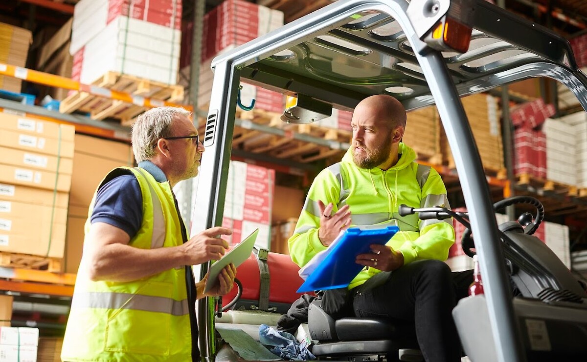 people_warehouse_conversation_forklift_handling