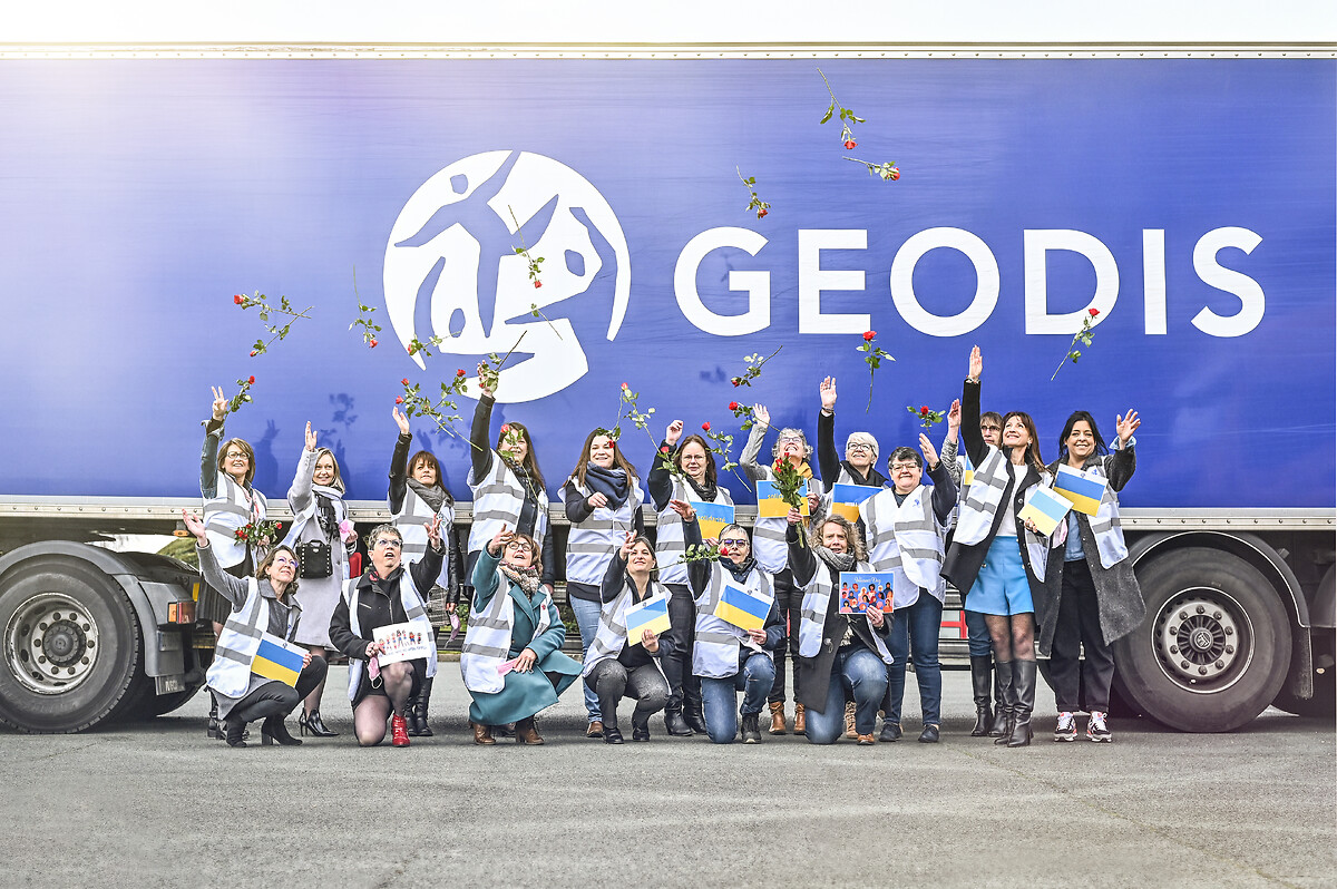 GEODIS employees in front of a GEODIS truck