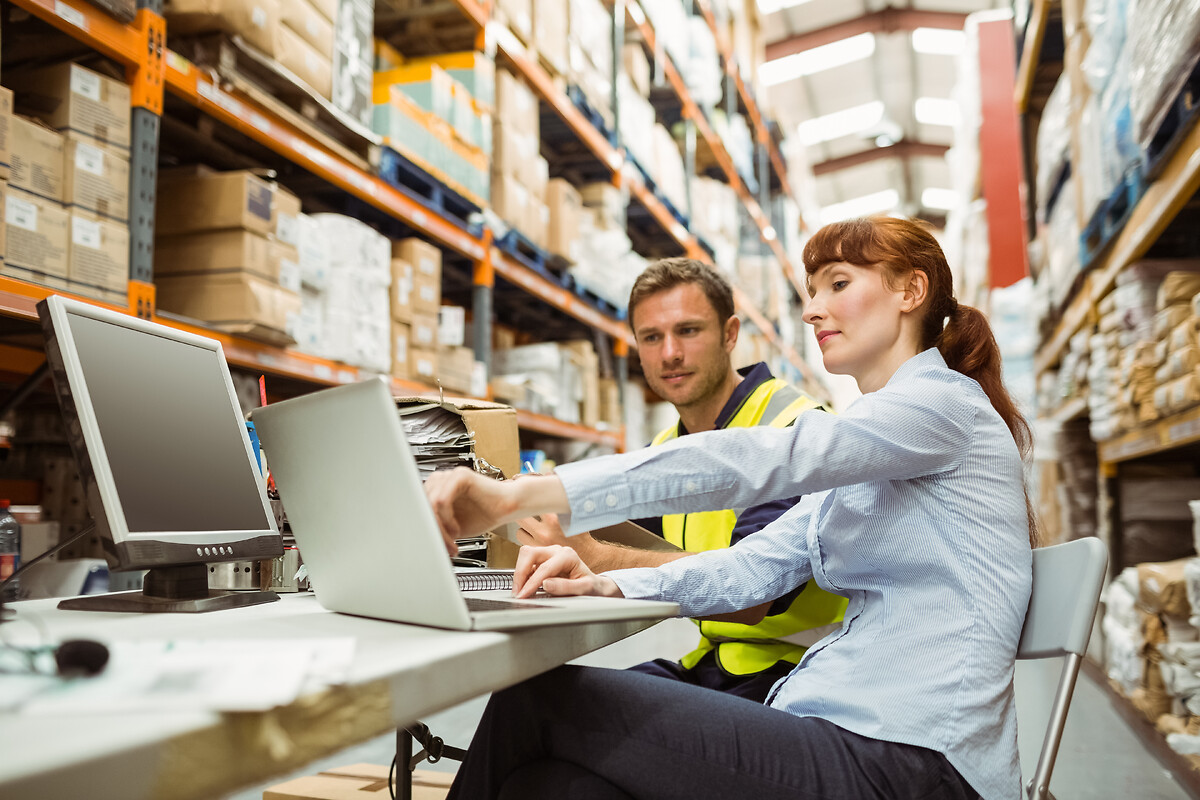 2 people doing inventory management during peak season in a warehouse