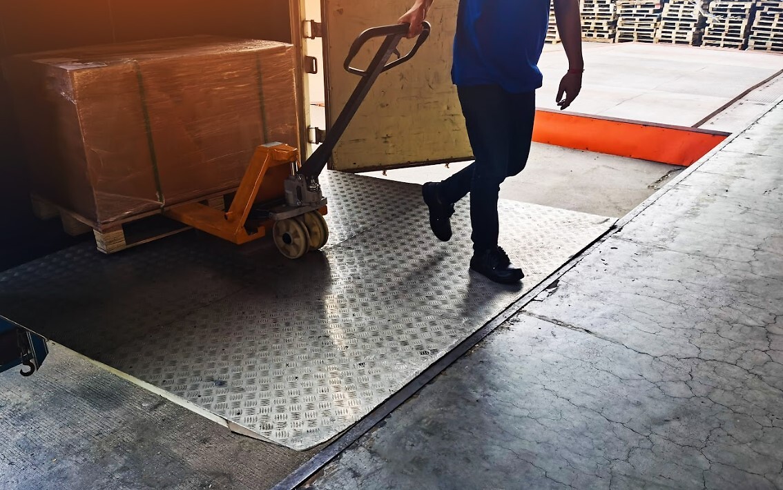 unloading_truck_warehouse_pallets