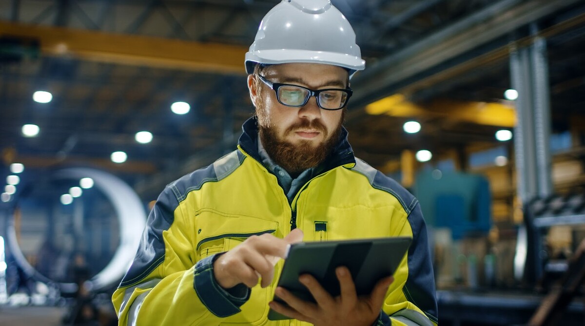 Warehouse and logistics workers using technology