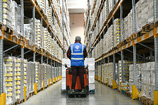 Employee-on-a-full-pallet-truck-in-a-warehouse---Credit-Factstory-Cruciatti-Piero