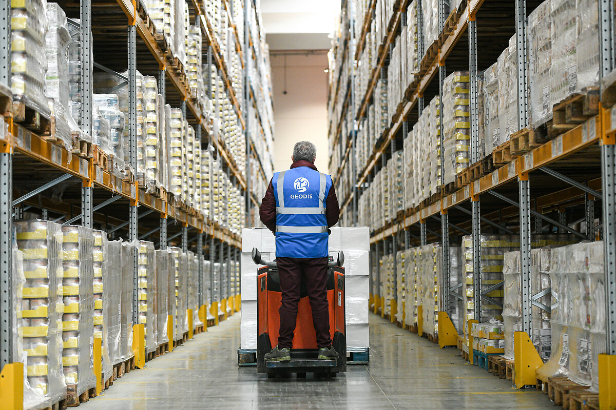 Employee-on-a-full-pallet-truck-in-a-warehouse---Credit-Factstory-Cruciatti-Piero