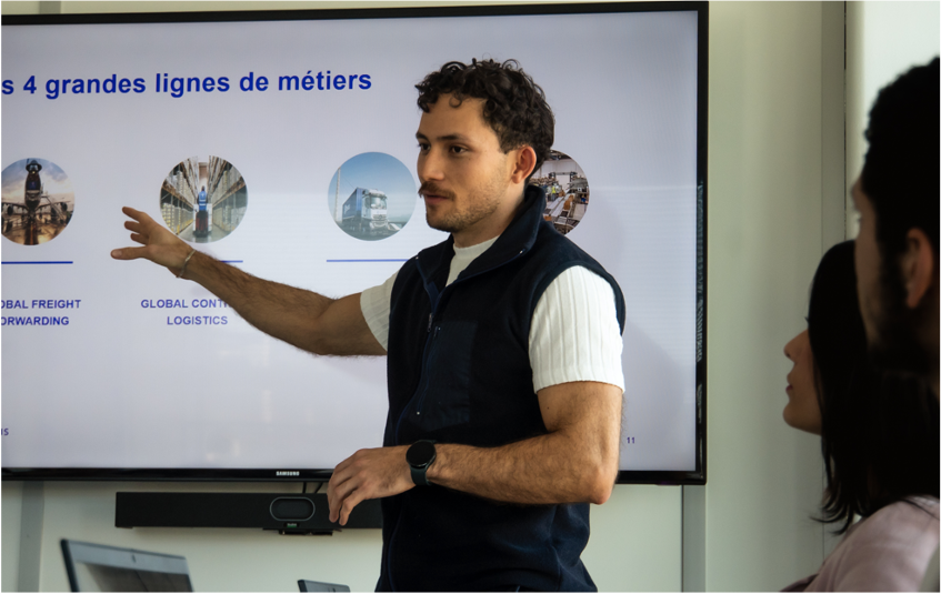 Man-presenting-GEODIS-activities-on-a-screen