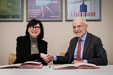 Signature d'un contrat entre EDF et Geodis, au siege d'EDF a Par