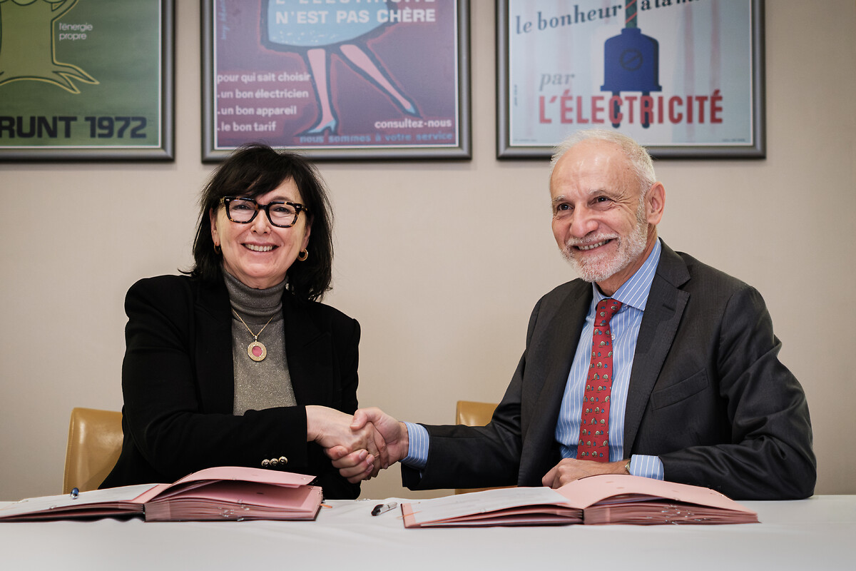 Signature d'un contrat entre EDF et Geodis, au siege d'EDF a Par
