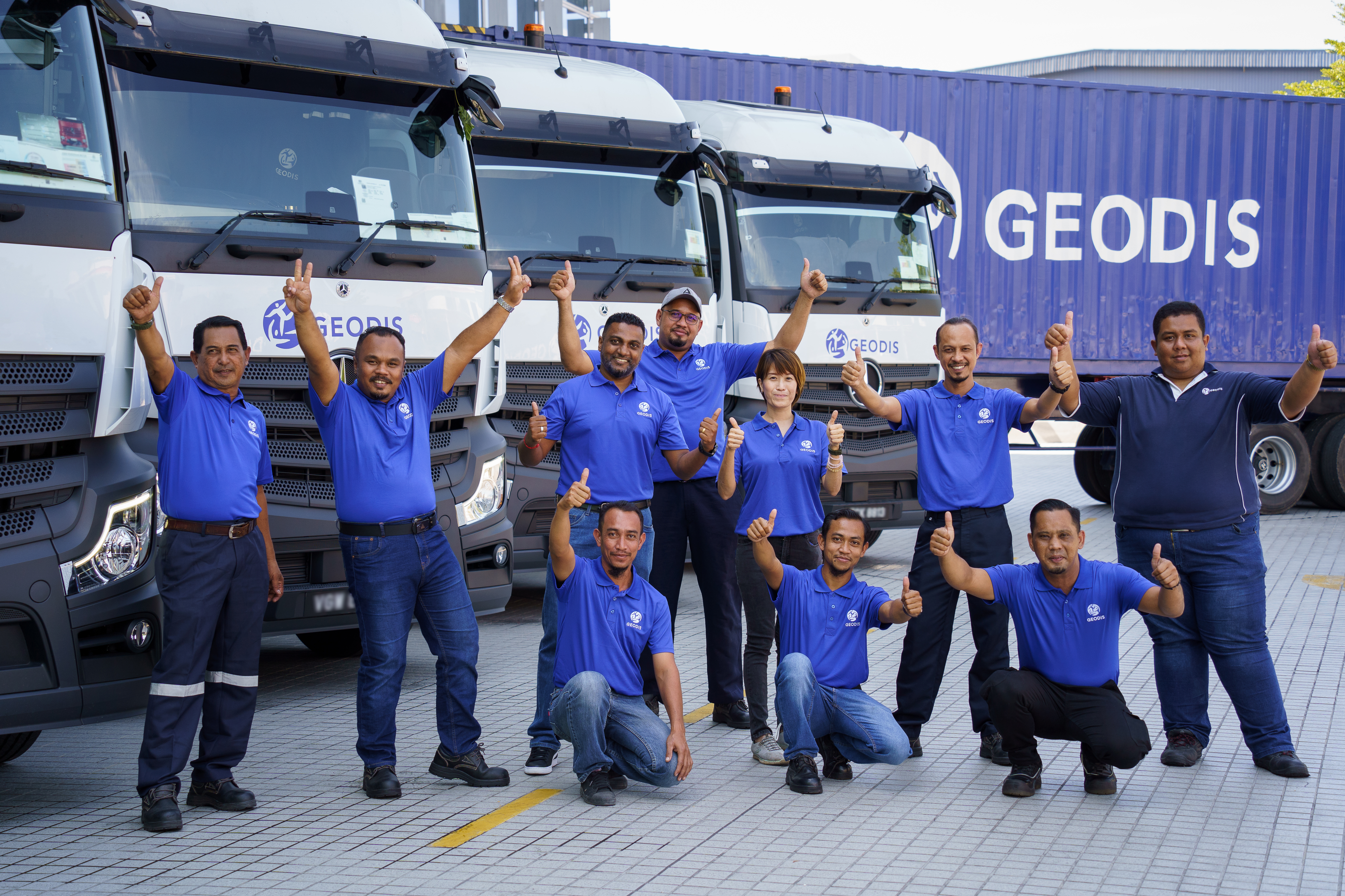 Les collaborateurs de Malaisie lors du lancement des camions GEODIS