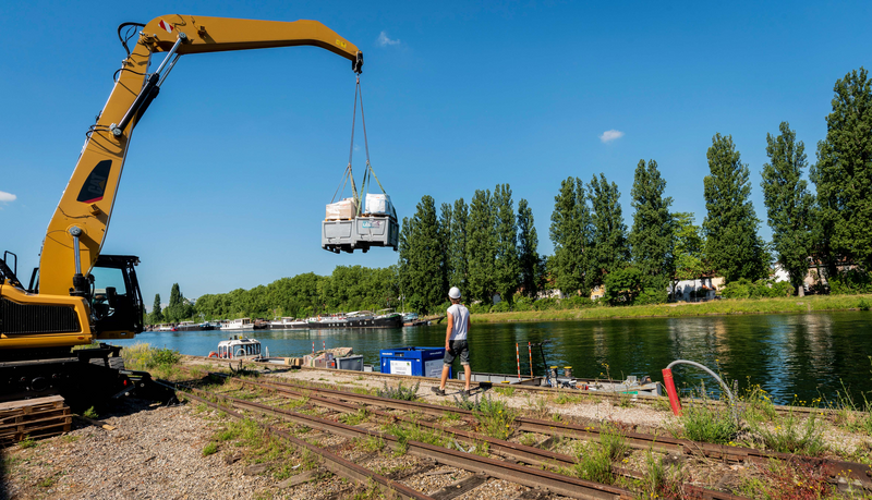 Transshipment crane to the ULS barge