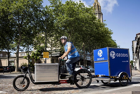 Bike delivery in downtown Le Havre