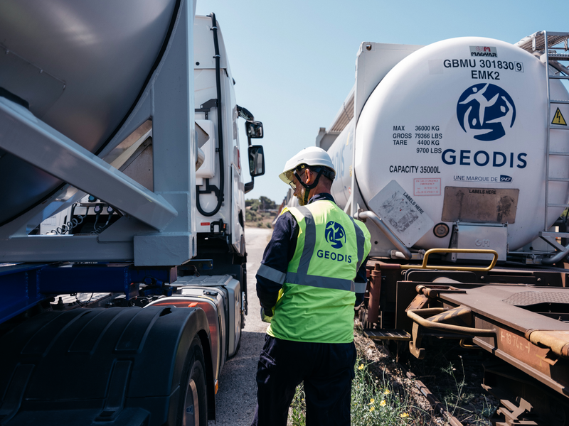 Conducteur de camion citerne effectuant des vérifications