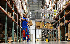 Préparation de commande pour le compte d'un magasin de détail : Carl utilise son unité RF pour scanner et prélever des articles au fur et à mesure qu'il se déplace dans l'allée