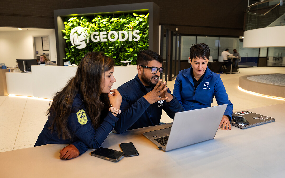 Discussion autour d'un projet, dans les locaux de GEODIS