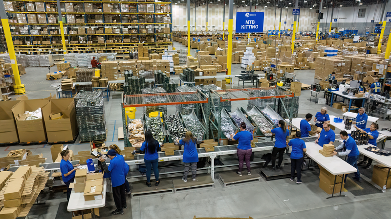 PICT085125-Kitting-Lines.-The-team-adds-the-components-of-the-kits-as-the-box-moves-down-the-conveyor-line--SCHNEIDER-Patrick