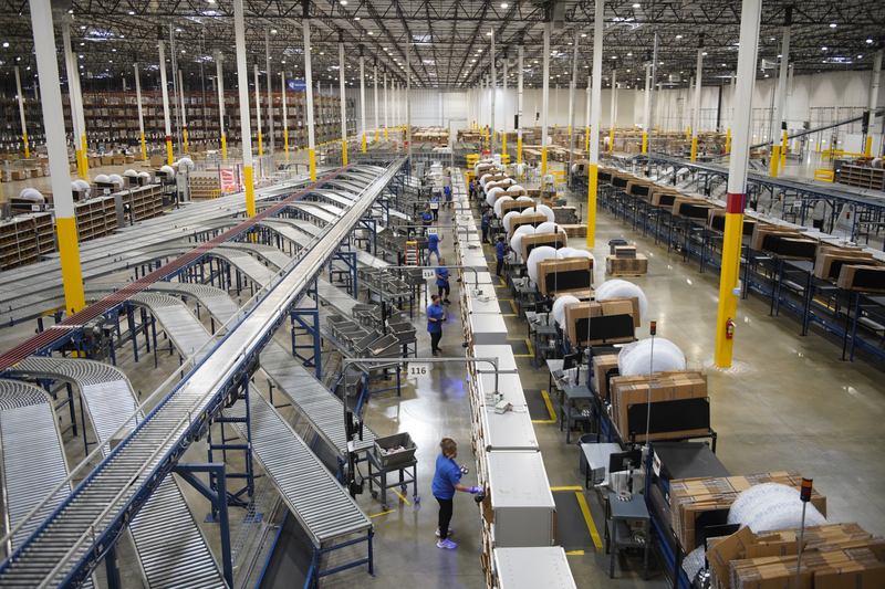 PICT085458-Overview-of-multiple-conveyor-lines-in-a-warehouse-HILLER-Eli