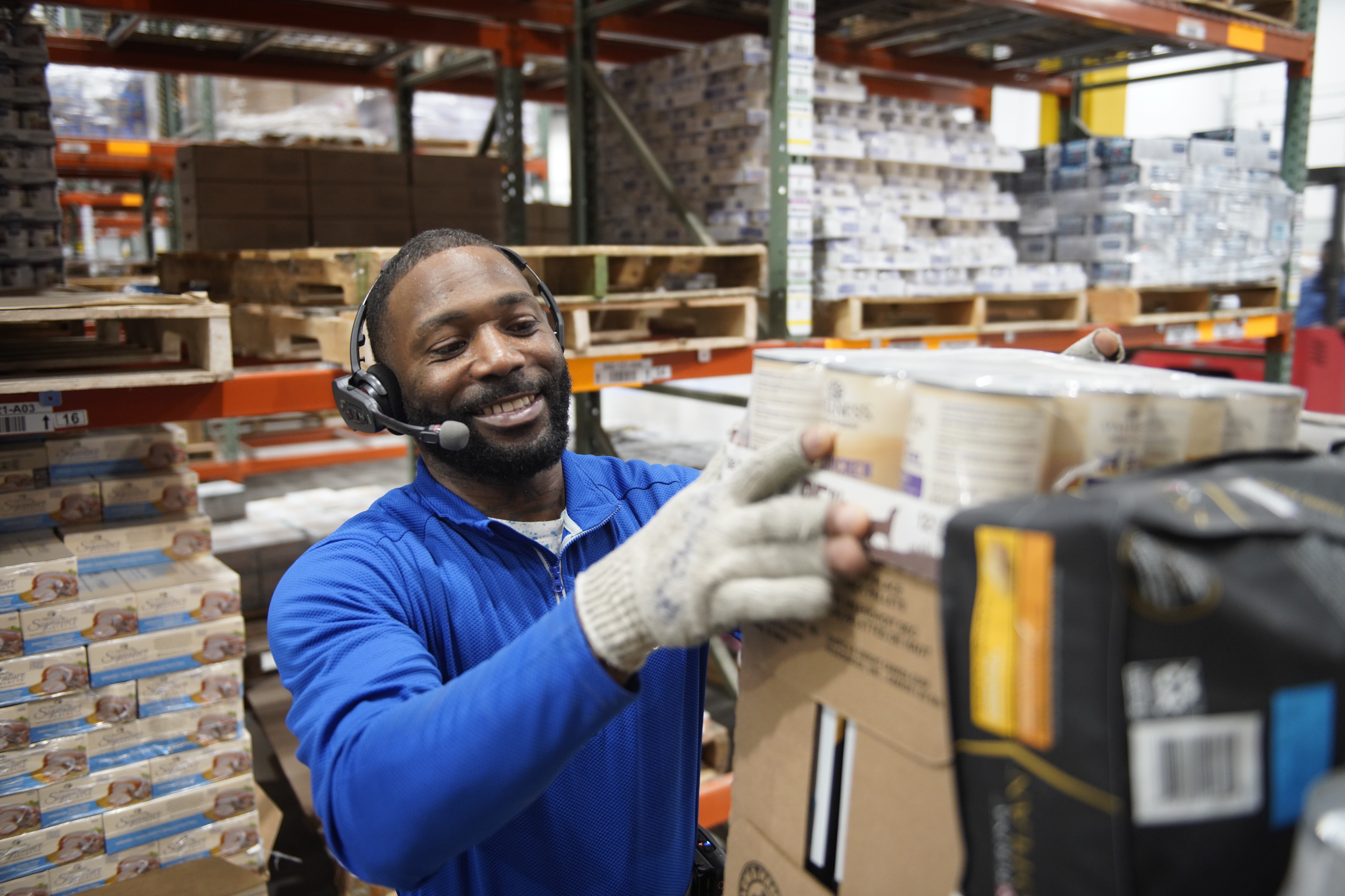 L'opérateur utilise le "voice picking" pour la préparation de commande