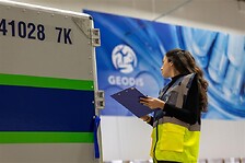 PICT087791-Female-employee-working-at-GEODIS-pharma-cross-dock-in-Rodgau-GNTER-Nils
