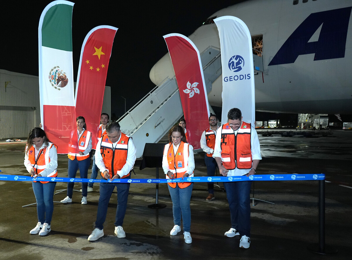 PRESS-PHOTO-_-Ribbon-cutting-500th-flight_-Credit--GEODIS-Mexico-def