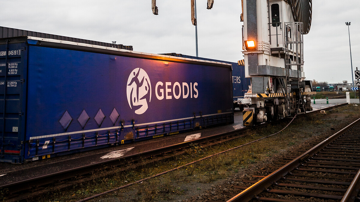 Road-Italy_Website-Visual_Portique-de-manutention-au-Terminal-de-transport-combin-Delta-3-VOGEL-Franck