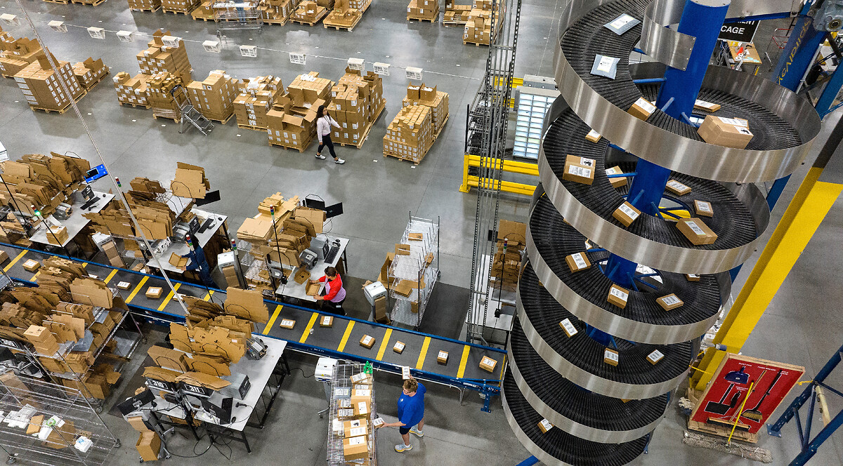 Warehouse-logistics-chain-for-packaging-labeling-and-palletizing-parcels