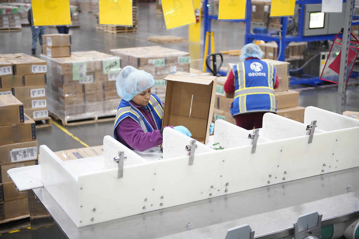Woman-employee-filling-a-cardboard-on-a-logistic-supply-chain--creditFactstory-HILLER-Eli