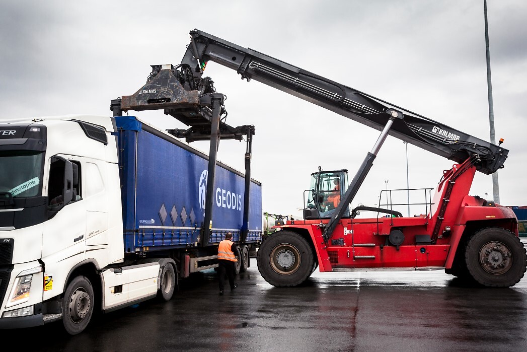 GEODIS truck with logo