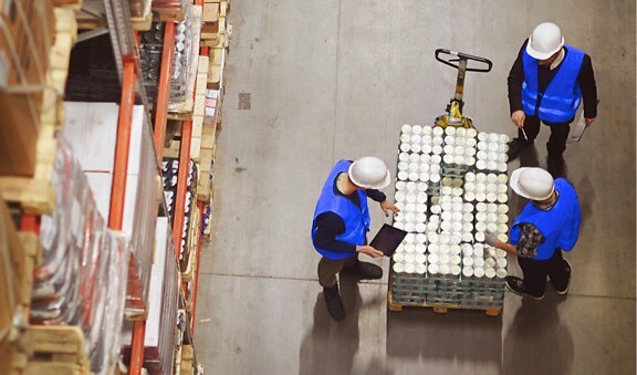 men pallet warehouse elogistics