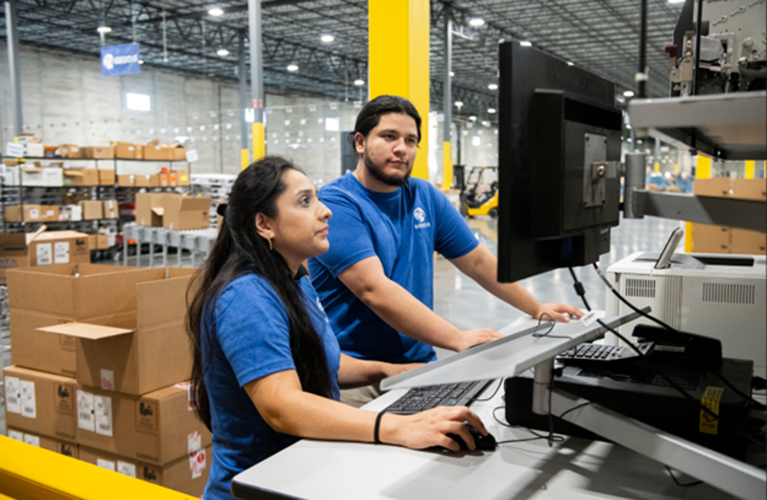 two_geodis_employees_warehouse_computer