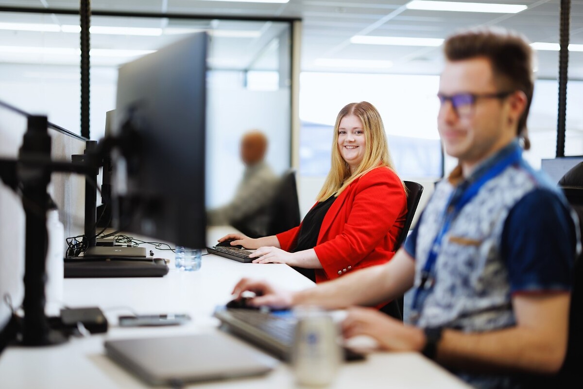 GEODIS workers operating laptops and machinery
