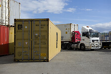 Camion dans le parc à containers
