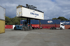 Chargement des containers sur camion