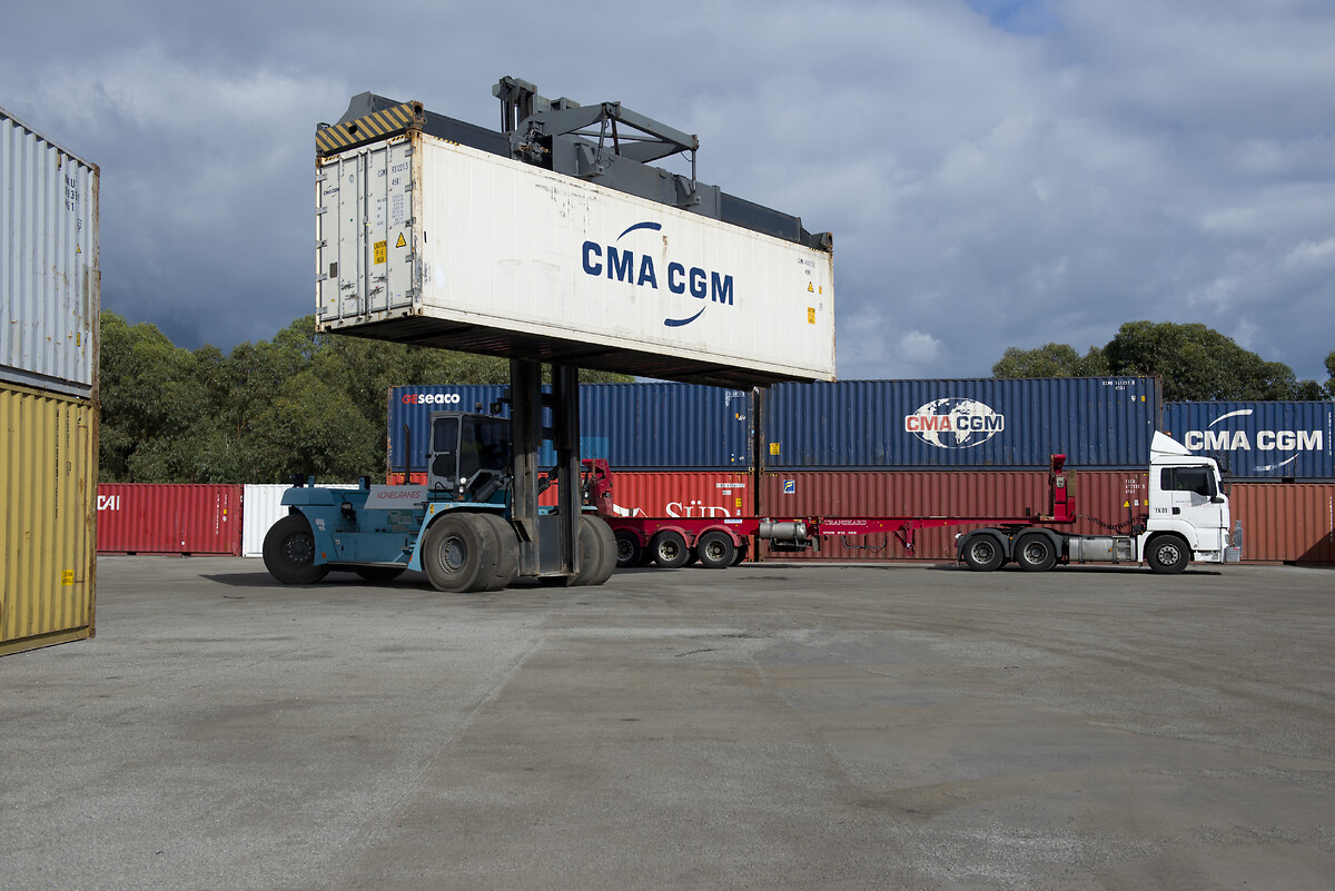 Chargement des containers sur camion